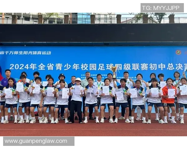 双马尾足球球星闪耀绿茵赛场青春活力与激情并存